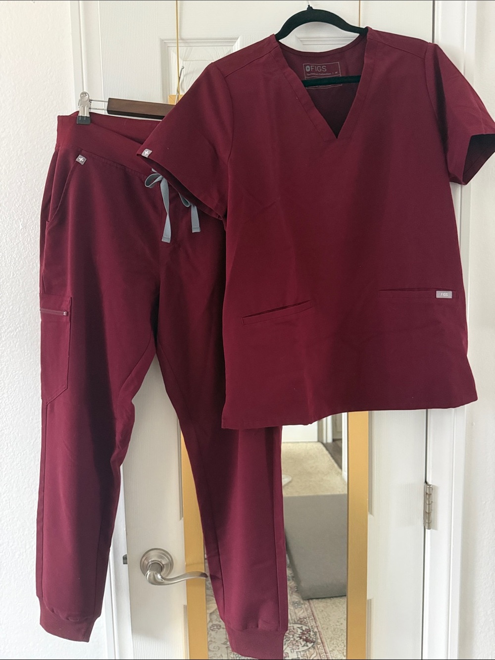 Figs Women's Burgundy Scrub MEDIUM Top and LARGE Jogger Pants